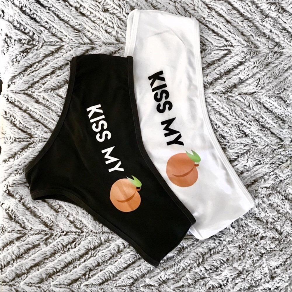 KISS MY PEACH BOOTY SHORTS - Picture 4 of 4